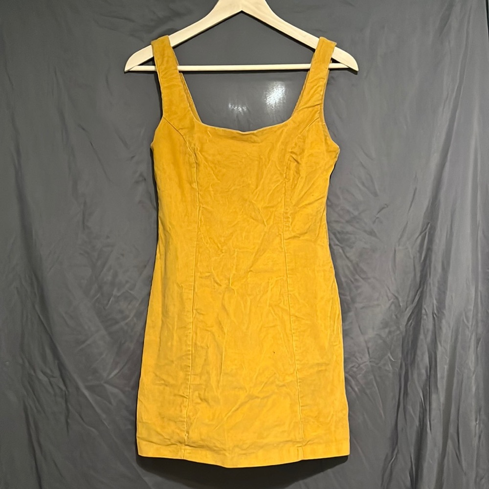 Simple faux denim dress with a square neckline 💛🍯